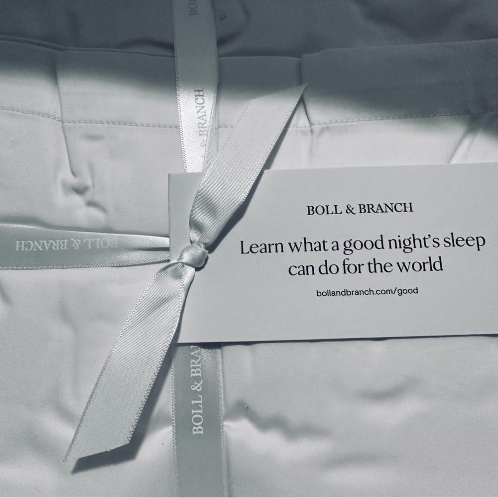 Boll & Branch | Sheet Set | Signature Hemmed Sheet Set in Twin Size - Picture 4 of 5